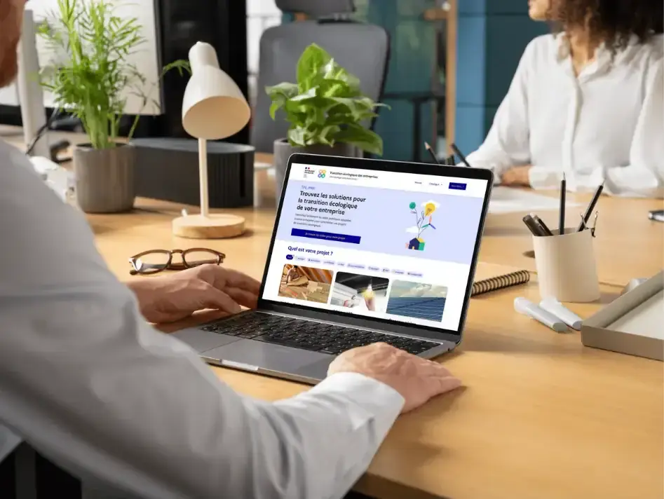 Photo d'un ordinateur avec un navigateur ouvert sur le site transition écologique des entreprises